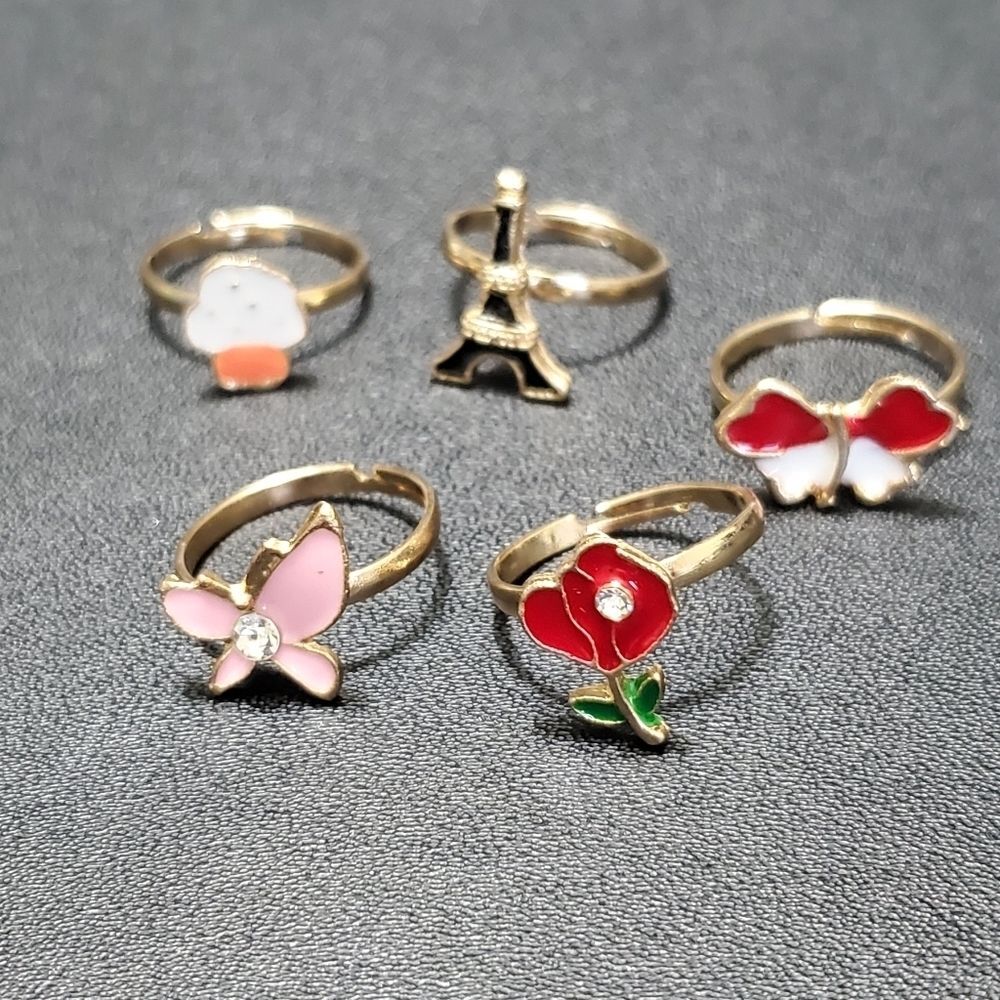 Set of 5 gold tone children's rings
